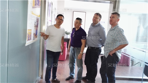 国外客户来尊龙凯时机器考察 (2).jpg 国外客户来尊龙凯时机器考察 (2).jpg