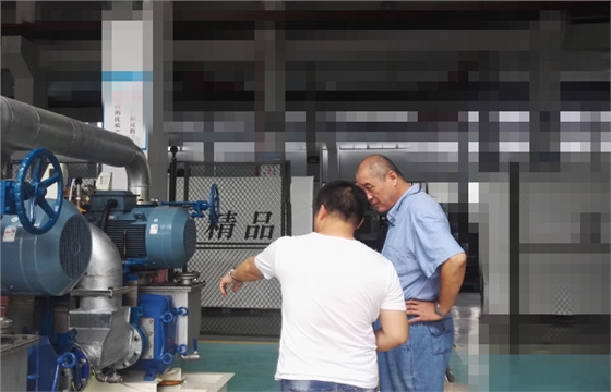 CCCF泡沫液消防检测中心领导与尊龙凯时机器副总经理交流中.jpg CCCF泡沫液消防检测中心领导与尊龙凯时机器副总经理交流中.jpg
