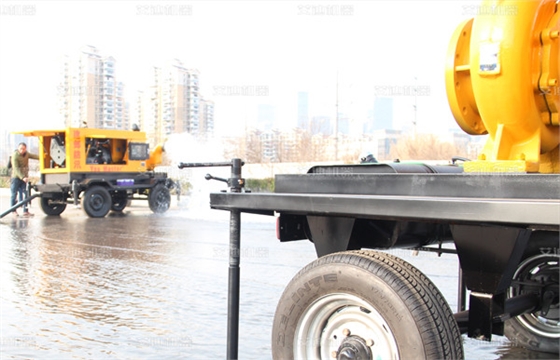 市政排涝活塞泵现场测试中.jpg 市政排涝活塞泵现场测试中.jpg