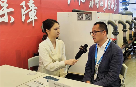 环博会现场尊龙凯时董事长回答记者问题.jpg 环博会现场尊龙凯时董事长回答记者问题.jpg