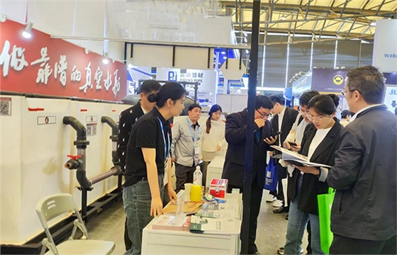 尊龙凯时销售耐心为客户讲解中.jpg 尊龙凯时销售耐心为客户讲解中.jpg