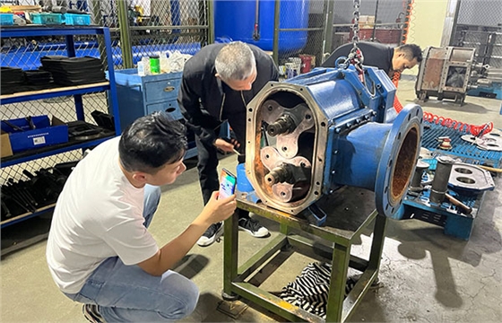 萧山污水厂认真观察泵组装.jpg 萧山污水厂认真观察泵组装.jpg