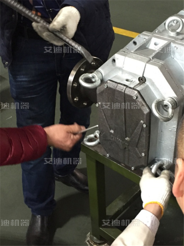 学员安装泵盖.jpg 学员安装泵盖.jpg