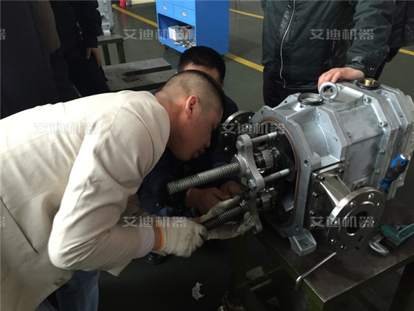 学员拆卸弹性体凸轮泵的转子.jpg 学员拆卸弹性体凸轮泵的转子.jpg