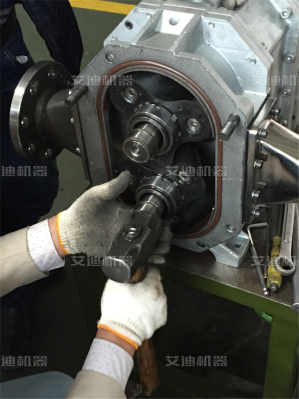 学员安装轴承.jpg 学员安装轴承.jpg