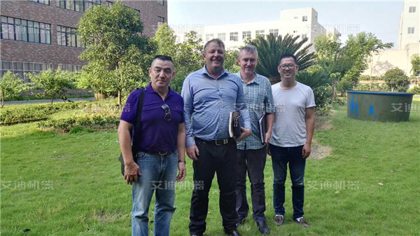 MR. JASON ROGERS和MR. ANDREW CALVERT两位负责人与我公司总经理合影留念.jpg MR. JASON ROGERS和MR. ANDREW CALVERT两位负责人与我公司总经理合影留念.jpg