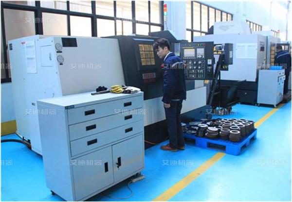 尊龙凯时机器公司员工加班加点进行生产.jpg 尊龙凯时机器公司员工加班加点进行生产.jpg