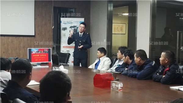 尤潇帅教官给尊龙凯时机器员工讲解消防知识.jpg 尤潇帅教官给尊龙凯时机器员工讲解消防知识.jpg