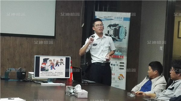 尤潇帅教官讲述实例说明火灾防范安全的重要性.jpg 尤潇帅教官讲述实例说明火灾防范安全的重要性.jpg