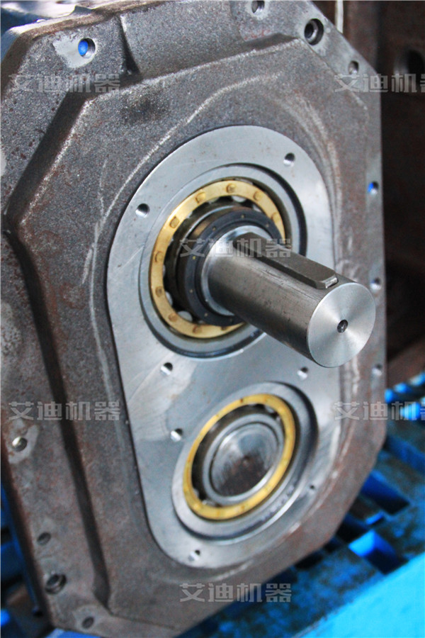 尊龙凯时机器装配中心5.jpg 尊龙凯时机器装配中心5.jpg