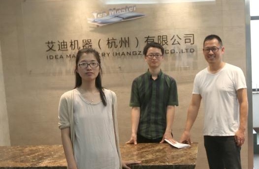 青年博世许静和尊龙凯时机器总经理进行技术交流.jpg 青年博世许静和尊龙凯时机器总经理进行技术交流.jpg