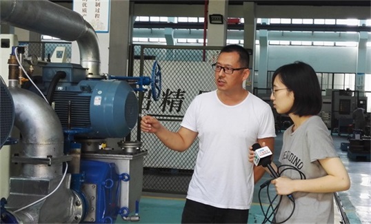 尊龙凯时机器总经理在和浙江在线记者进行交流.jpg 尊龙凯时机器总经理在和浙江在线记者进行交流.jpg