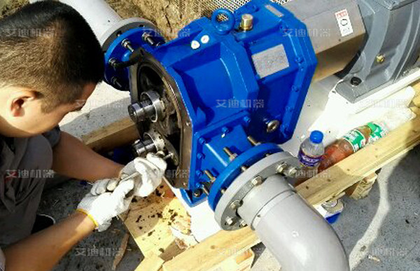 粪便泵安装调整中.jpg 粪便泵安装调整中.jpg