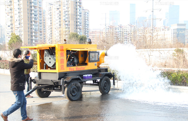 排涝泵车交付测试中.jpg 排涝泵车交付测试中.jpg