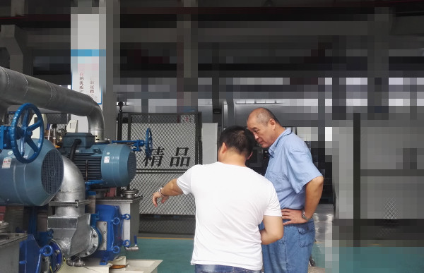 CCCF泡沫液消防检测中心领导与尊龙凯时机器副总经理交流中.jpg CCCF泡沫液消防检测中心领导与尊龙凯时机器副总经理交流中.jpg