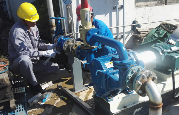 排污泵安装中.jpg 排污泵安装中.jpg