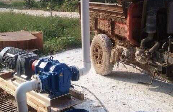 牛粪输送泵应用.jpg 牛粪输送泵应用.jpg