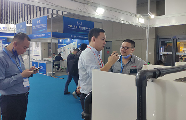 尊龙凯时机器真空排水系统工程师讲解中.jpg 尊龙凯时机器真空排水系统工程师讲解中.jpg