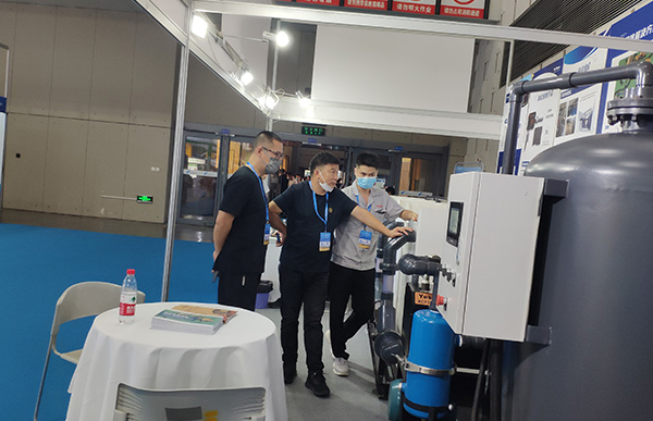 尊龙凯时展会真空排水方案参观人员.jpg 尊龙凯时展会真空排水方案参观人员.jpg