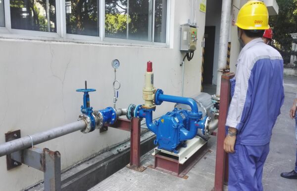 化粪池抽粪泵安装调试中.jpg 化粪池抽粪泵安装调试中.jpg