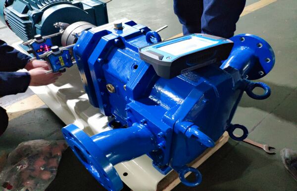 弹性体凸轮转子泵安装调试中.jpg 弹性体凸轮转子泵安装调试中.jpg