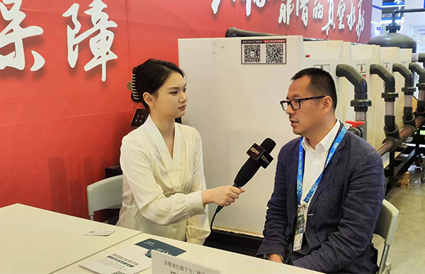 环博会现场尊龙凯时董事长回答记者问题.jpg 环博会现场尊龙凯时董事长回答记者问题.jpg