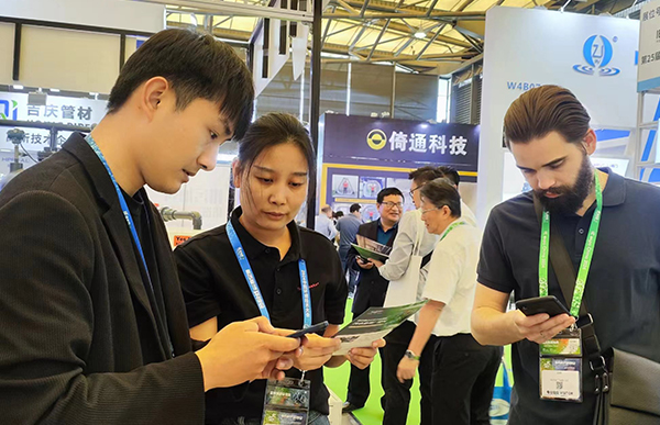 环博会尊龙凯时展位客户参观.jpg 环博会尊龙凯时展位客户参观.jpg