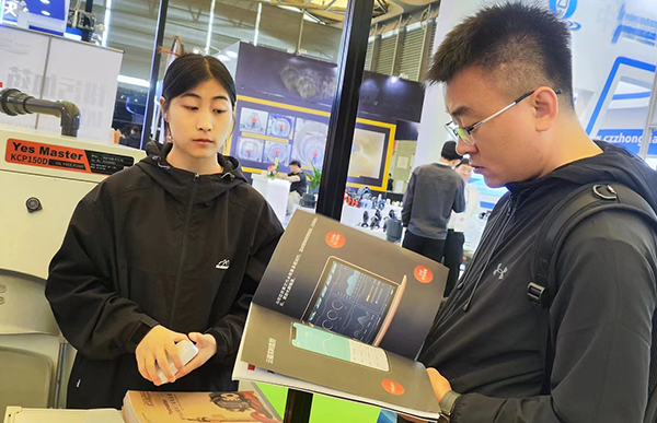 客户参观尊龙凯时展位1.jpg 客户参观尊龙凯时展位1.jpg