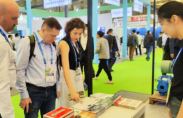 上海环博会国外客户驻足观看.jpg 上海环博会国外客户驻足观看.jpg