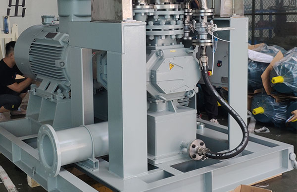 油气混输泵安装调试中.jpg 油气混输泵安装调试中.jpg