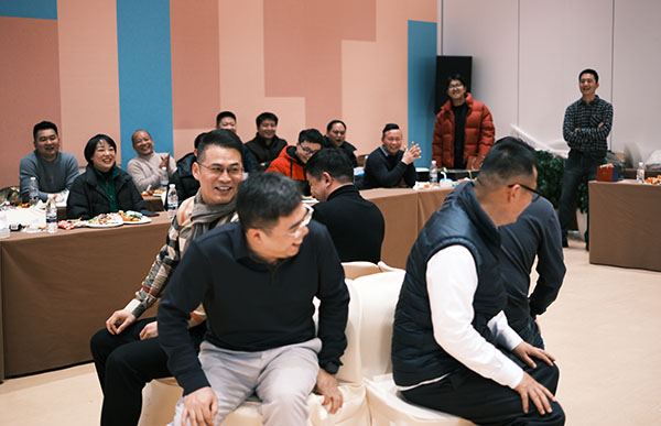 尊龙凯时机器兼浙江零排新春年会抢凳子游戏.jpg 尊龙凯时机器兼浙江零排新春年会抢凳子游戏.jpg