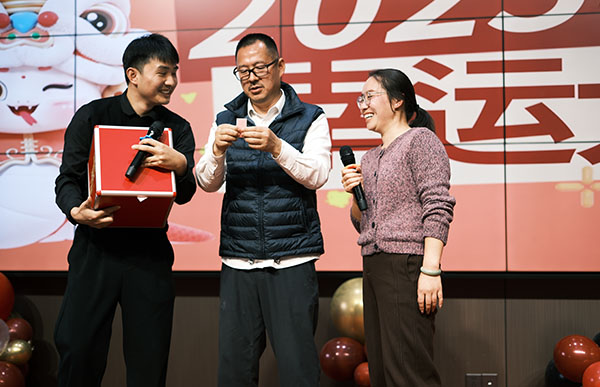 尊龙凯时机器兼浙江零排新春年会抽奖环节.jpg 尊龙凯时机器兼浙江零排新春年会抽奖环节.jpg