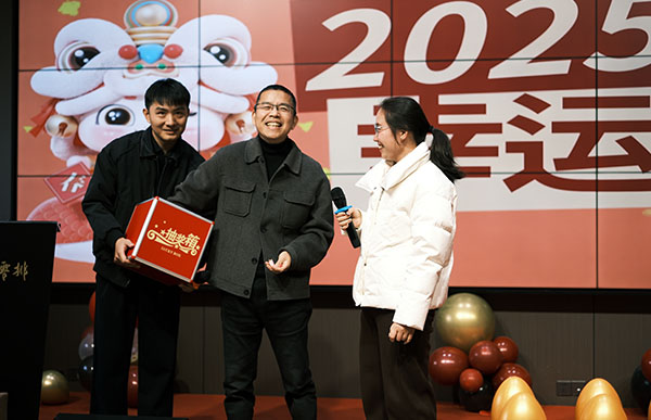 尊龙凯时机器兼浙江零排新春年会抽奖环节1.jpg 尊龙凯时机器兼浙江零排新春年会抽奖环节1.jpg