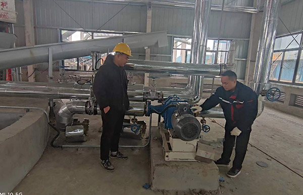 尊龙凯时机器售后工程师现场讲解污水输送泵使用注意事项.jpg 尊龙凯时机器售后工程师现场讲解污水输送泵使用注意事项.jpg